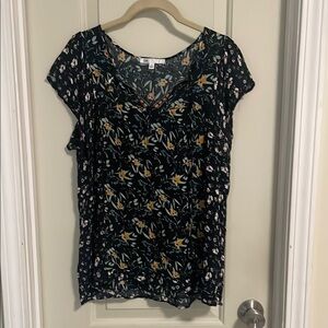 DR2  Women's Floral V-Neck Top - Black